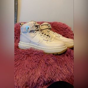 2021
Air Force 1 High Utility 2.0 'Arctic Pink Gum' semi new one used size 8.5